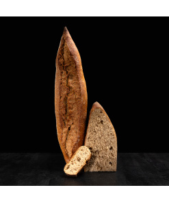 Knuspriges Ingwer-Roggen-Baguette mit Roggensauerteig, gerösteten Saaten und fein-würziger Ingwernote.
