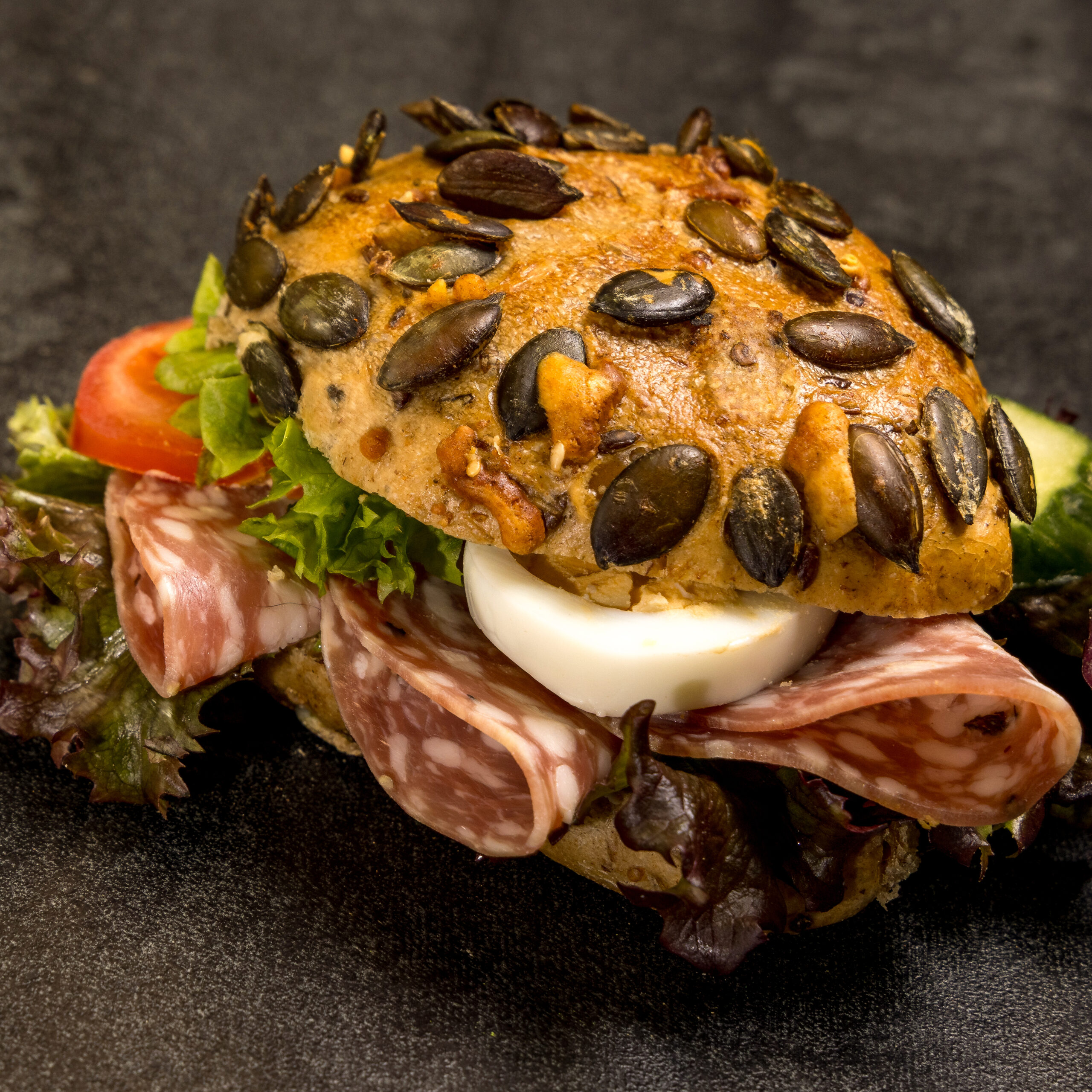 Kürbis-Apfel-Krusti - Salami-belegtes Brötchen