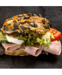 Kürbis-Apfel-Krusti- Schinken-belegtes Brötchen